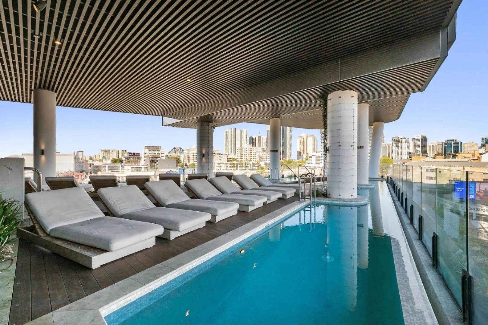 Valley Pad With Stunning Mountain Views, Pool & Gym Brisbane