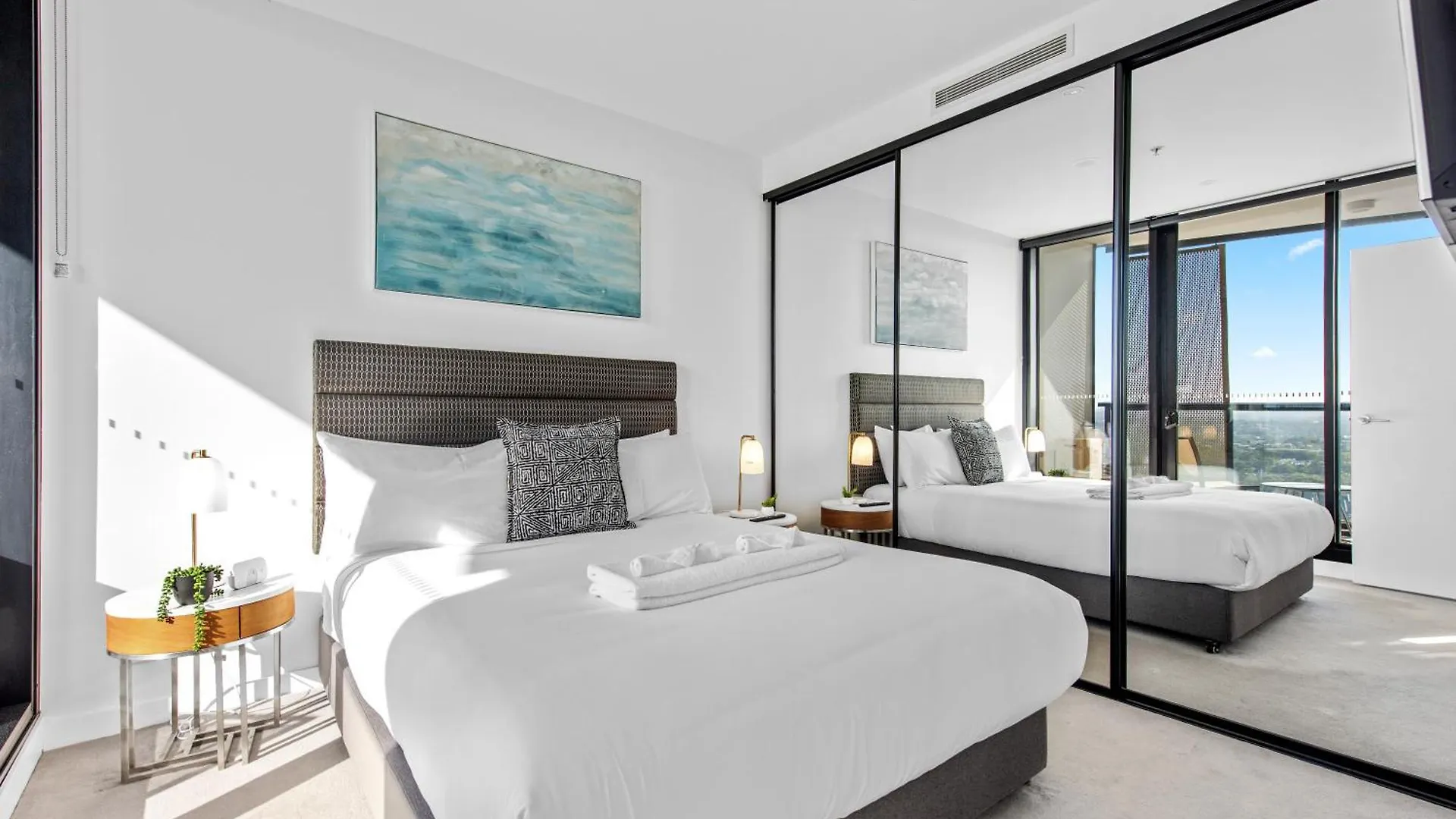 Apartment Valley Pad With Stunning Mountain Views, Pool & Gym Brisbane Australia
