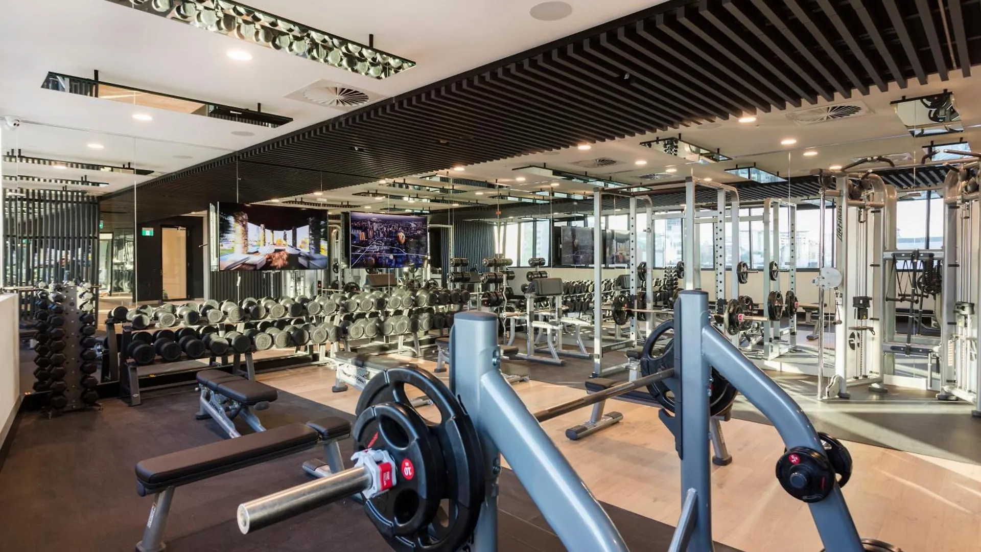 Valley Pad With Stunning Mountain Views, Pool & Gym Brisbane