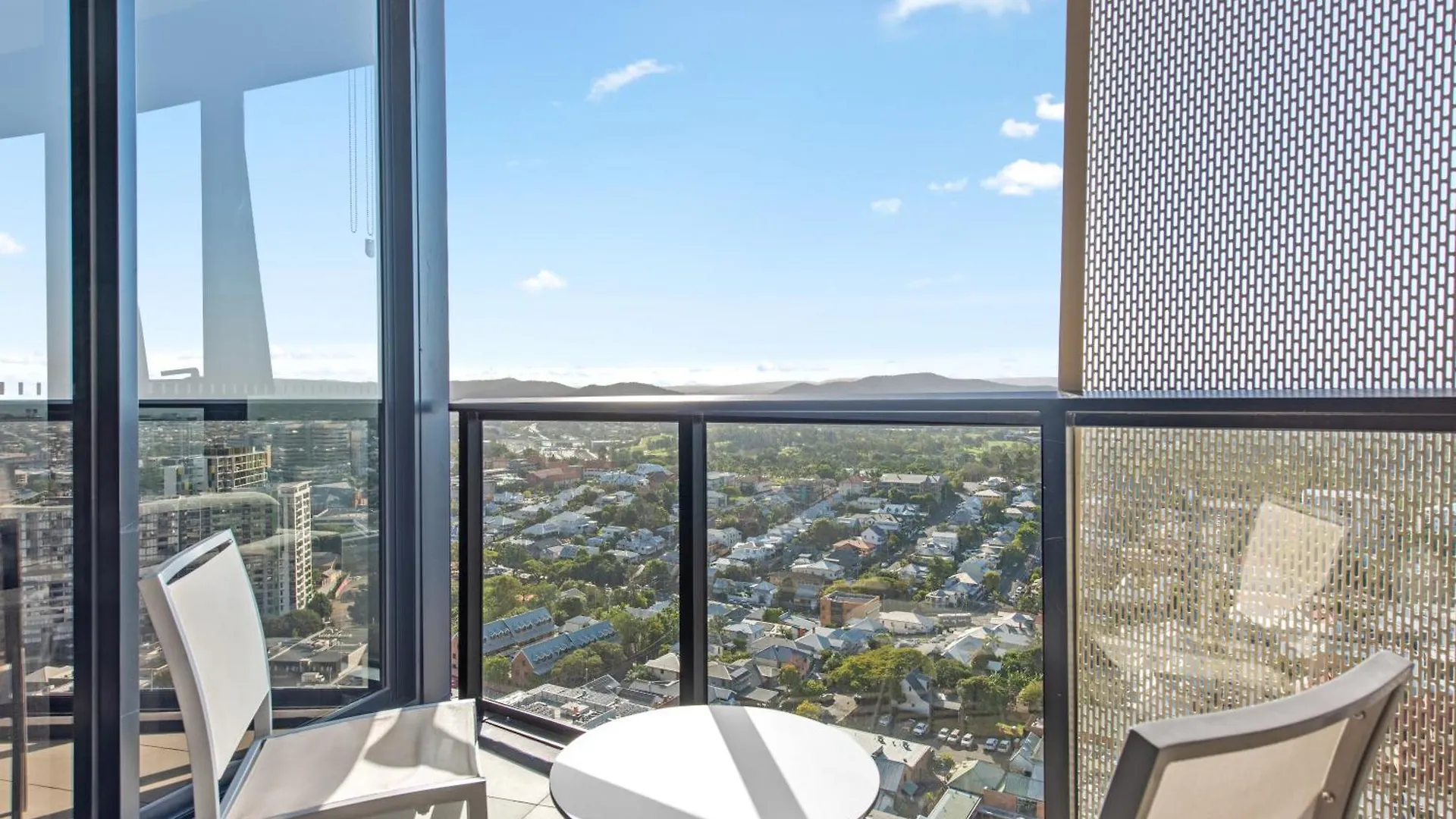 Valley Pad With Stunning Mountain Views, Pool & Gym Brisbane 0*,  Australia