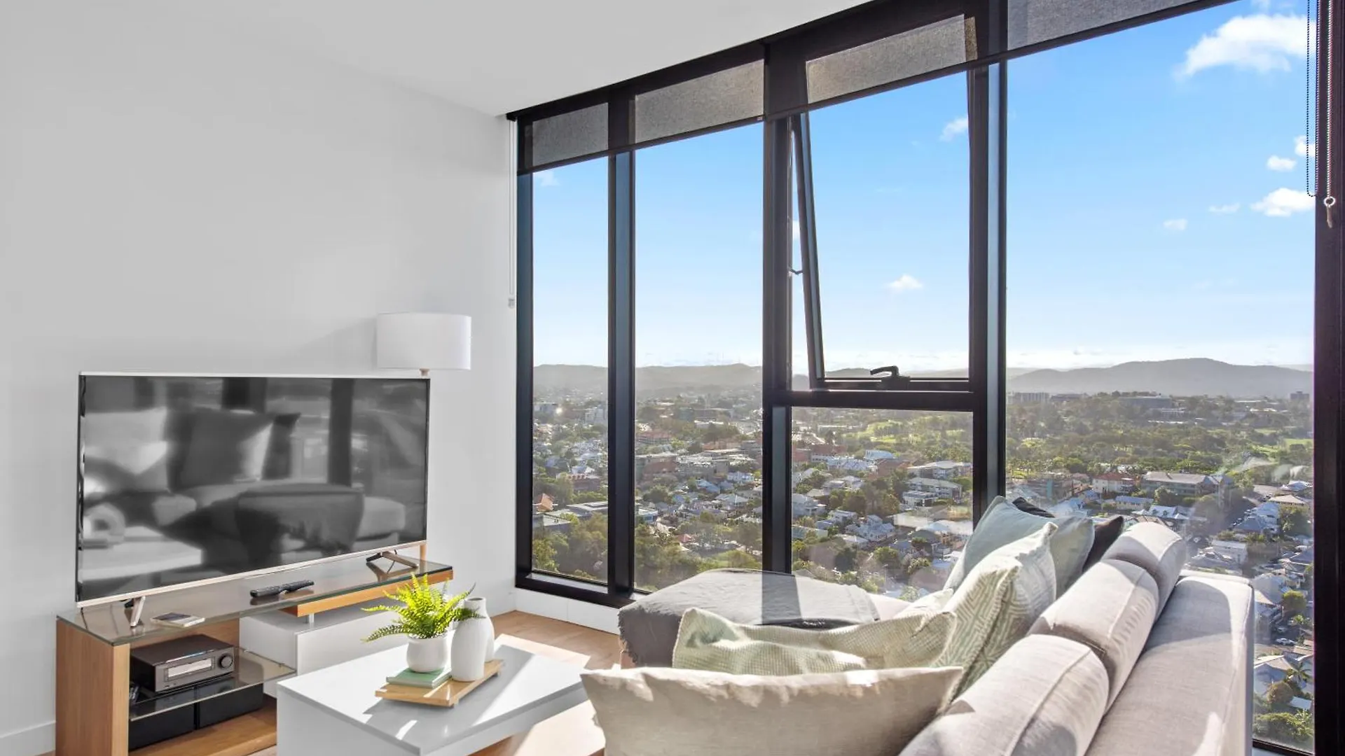 Apartment Valley Pad With Stunning Mountain Views, Pool & Gym Brisbane