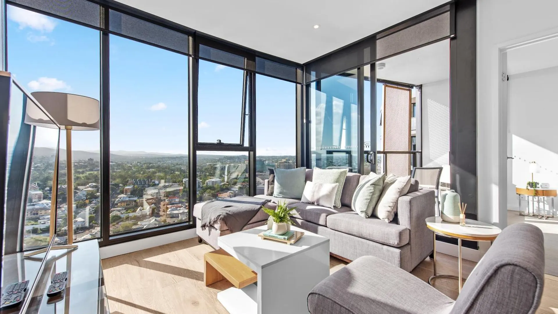 Valley Pad With Stunning Mountain Views, Pool & Gym Brisbane