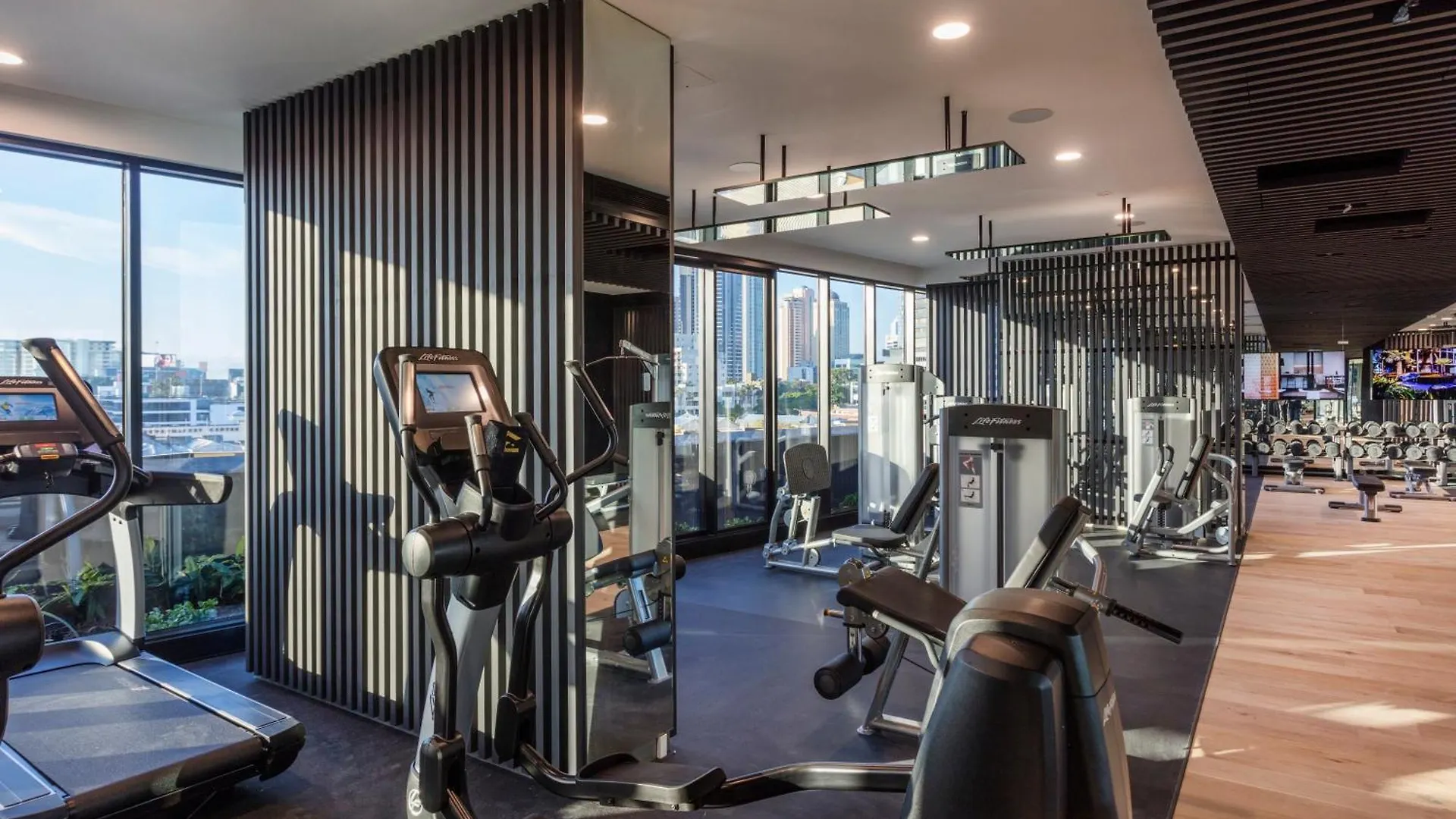 Valley Pad With Stunning Mountain Views, Pool & Gym Brisbane Apartment