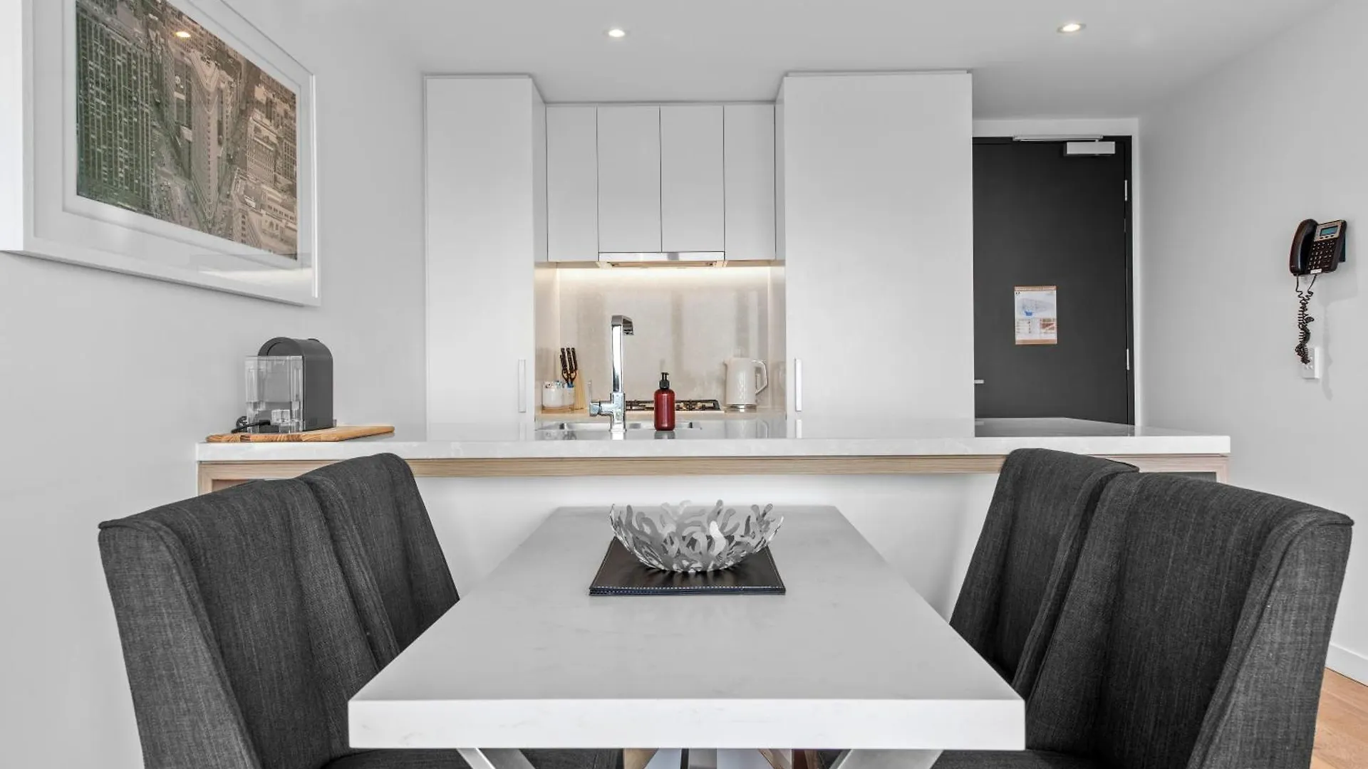 Apartment Valley Pad With Stunning Mountain Views, Pool & Gym Brisbane