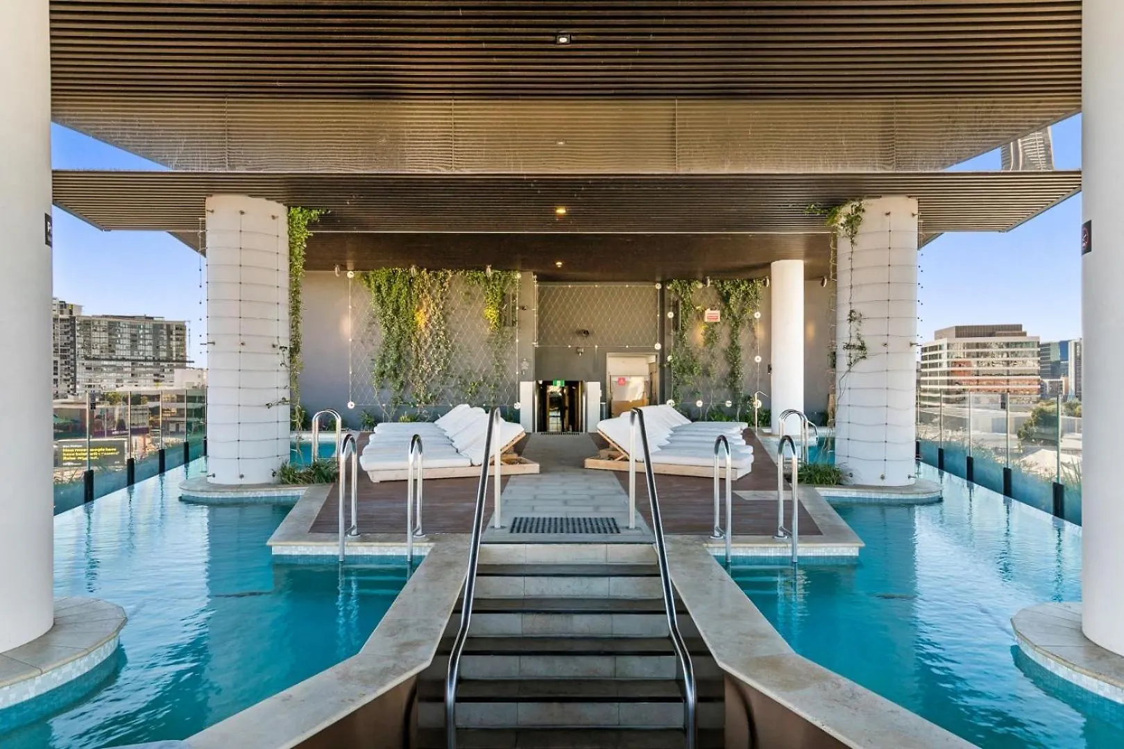 Apartment Valley Pad With Stunning Mountain Views, Pool & Gym Brisbane