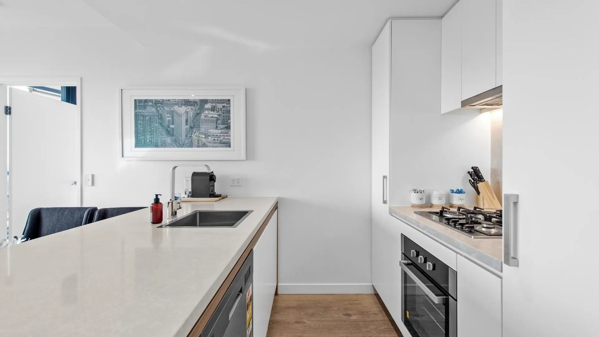 Valley Pad With Stunning Mountain Views, Pool & Gym Brisbane Apartment